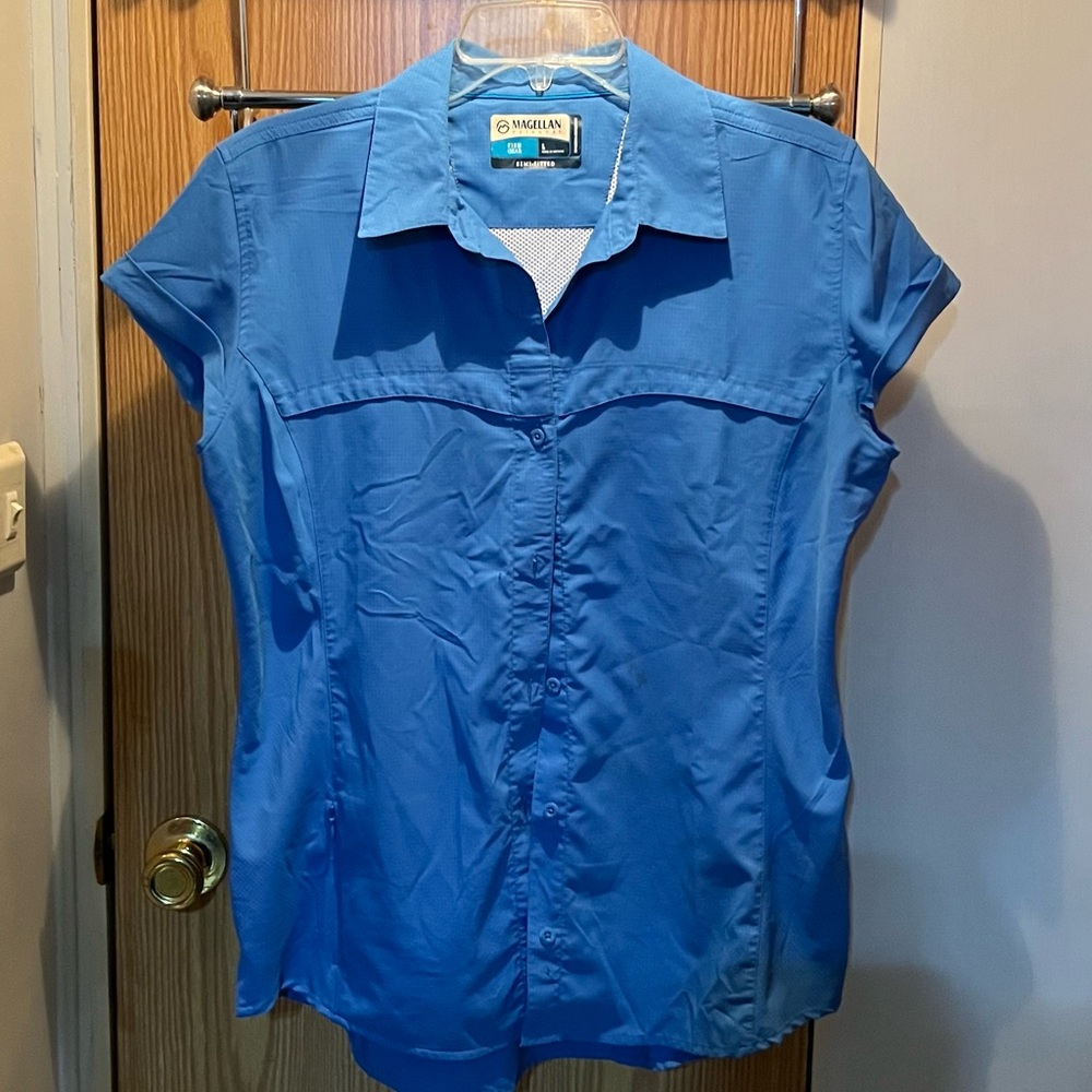 Magellan Outdoors Blue Fitted Button Down Shirt